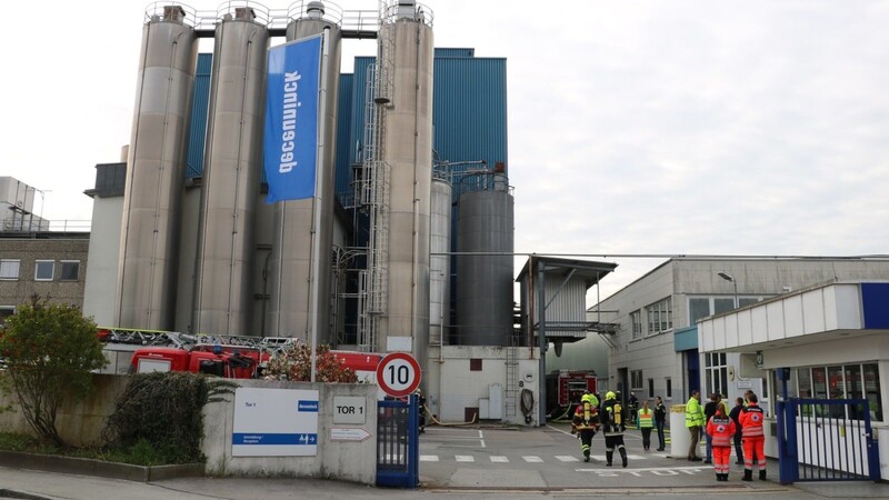 Zahlreiche Einsatzkräfte rückten zum Gelände der Firma aus.