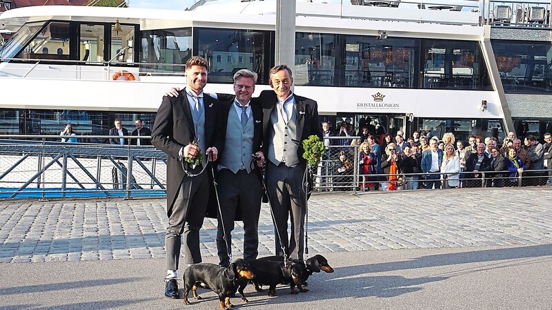 Die drei Museumsmacher vor dem Kristallschiff mit den Festgästen: (v.l.) Moritz Hickl, Oliver Storz und Seppi Küblbeck.