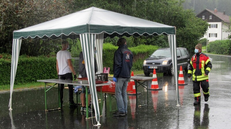 Trotz strömenden Regens kamen am Samstag viele Gäste zum "Schweinshaxn-Drive-in" auf den Voggendorfer Dorfplatz.