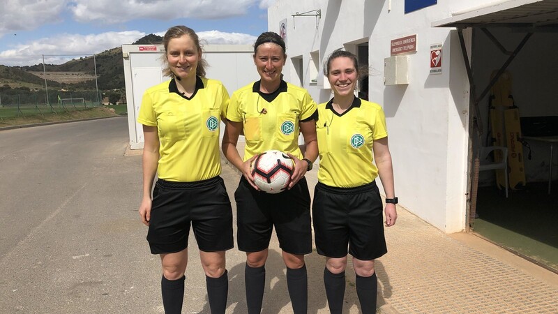 Franziska Wildfeuer (Mitte) mit ihren Assistentinnen Levke Scholz (re.) und Isabel Steinke (li.), beim U19 Freundschaftsspiel vor einigen Wochen in Spanien.