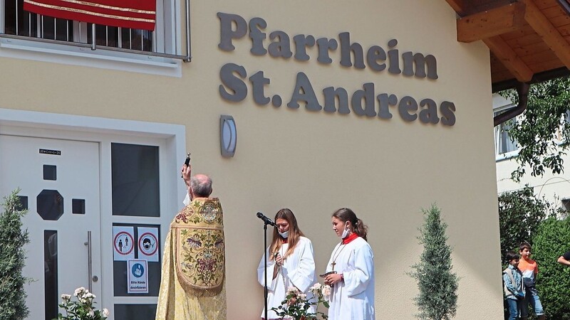 Pfarrer Josef Dotzler sprach Segens- und Dankgebete vor dem geschmückten Pfarrheim.