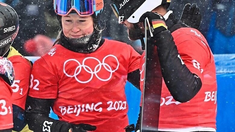 Ganz zufrieden wirken die duetschen Snowboardcrosser Jana Fischer und Martin Nörl nach dem Mixed-Team-wettbewerb nicht - auch wenn Platz fünf bei Olympia respektabel ist.  Foto: Marco Bertorello / AFP
