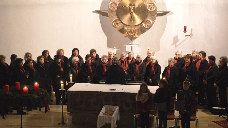 Der vielstimmige Landfrauenchor stimmte mit seinen Liedern auf die bevorstehende Weihnachtszeit ein.