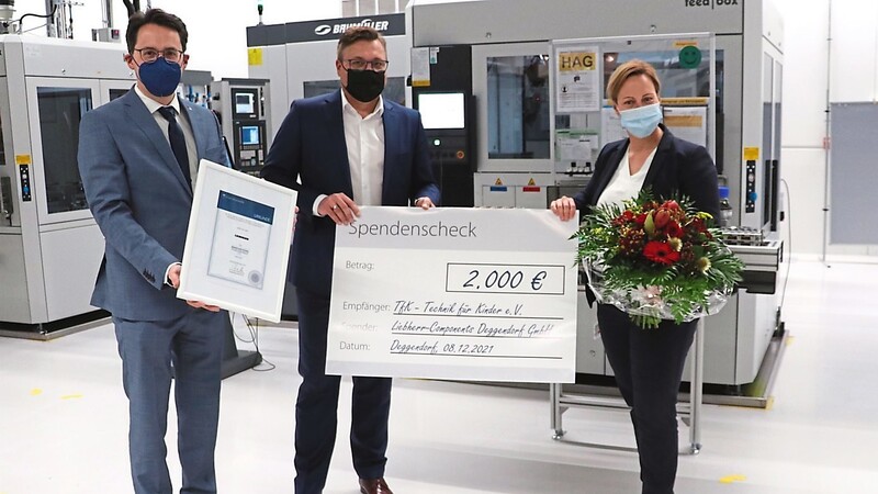 Urkundenübergabe bei der Liebherr-Components Deggendorf GmbH in Kreuzäcker: (v. l.) Oberbürgermeister Dr. Christian Moser sowie die Geschäftsführer Richard Pirkl und Stefanie Gerhardt.