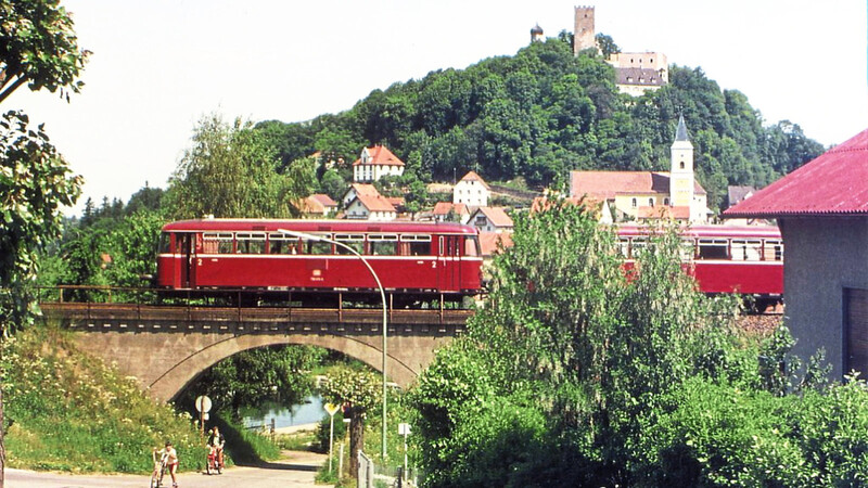 Die Brücke über die Tannerlstraße im Jahr 1976. Nach der Einstellung der Eisenbahnlinie Regensburg - Falkenstein wurde sie abgerissen.