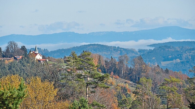 Eine Aufnahme vom 10. November: ein Blick von Hirschberg in der Gemeinde Wiesenfelden zum Pilgramsberg mit Wallfahrtskirche. Im Hintergrund ist das Bayerwaldpanorama mit dem Kaitersberg zu sehen.