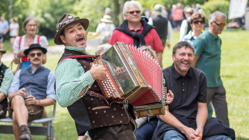 Lustig war's mit diesem Harmonikaspieler. Auch heuer werden wieder zahlreiche Besucher erwartet.