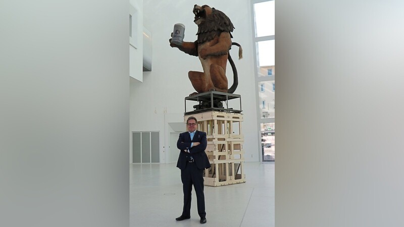 Der Löwe wird zur Eröffnung auf einem Sockel im Rautenmuster stehen. Mit gut vier Metern Größe passt er in das Foyer des Museums der Bayerischen Geschichte. Hier mit Richard Loibl.