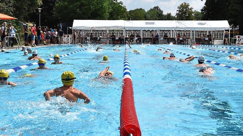 Ordentlich Betrieb herrschte im Wasser. Die Bahnenzähler hatten alle Hände voll zu tun, um nicht den Überblick zu verlieren.