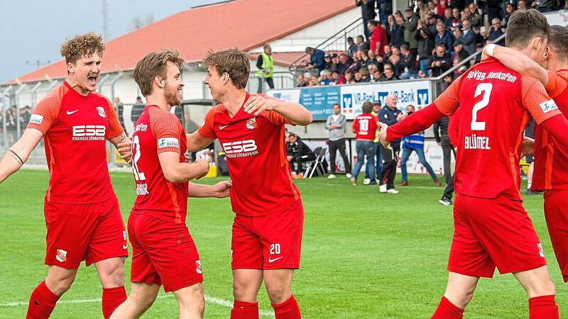 Der erste Jubel im Derby gehörte Hankofen - nach der frühen 1:0-Führung durch David Vogl (3.v.l.) - und der letzte auch nach einer hochdramatischen Schlussphase.