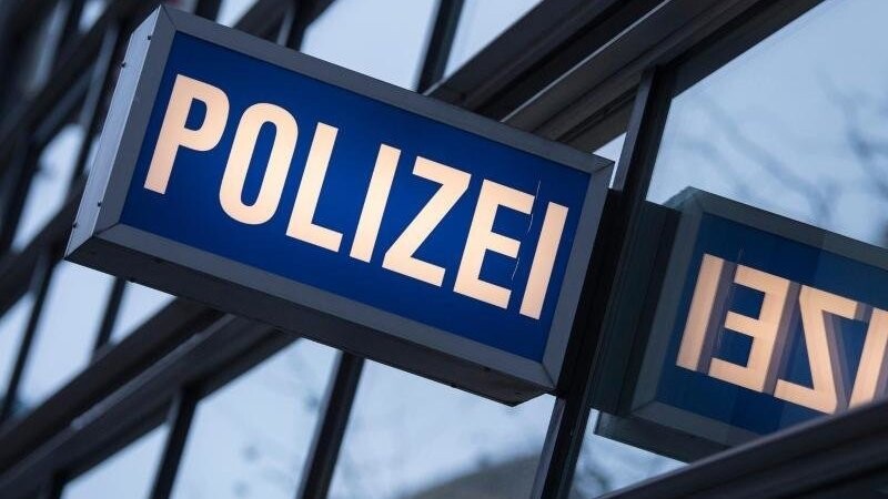 Der Schriftzug "Polizei" ist vor einem Polizeirevier zu sehen. Foto: Boris Roessler/dpa/Symbolbild