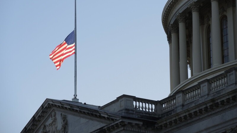 Die US-Flagge am Kapitol weht auf halbmast. Die Spaltung, die eine Politik der demokratischen Verwüstung in den vergangenen vier Jahren im Land angerichtet hat, ist dramatischer als alles andere, was die USA in vielen Jahrzehnten erlebt haben.