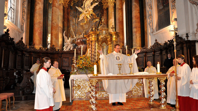 Domkapitular Michael Dreßel mit den Konzelebranten bei der Feier des Festgottesdienstes vor der beeindruckenden Darstellung der Himmelfahrt Mariens.