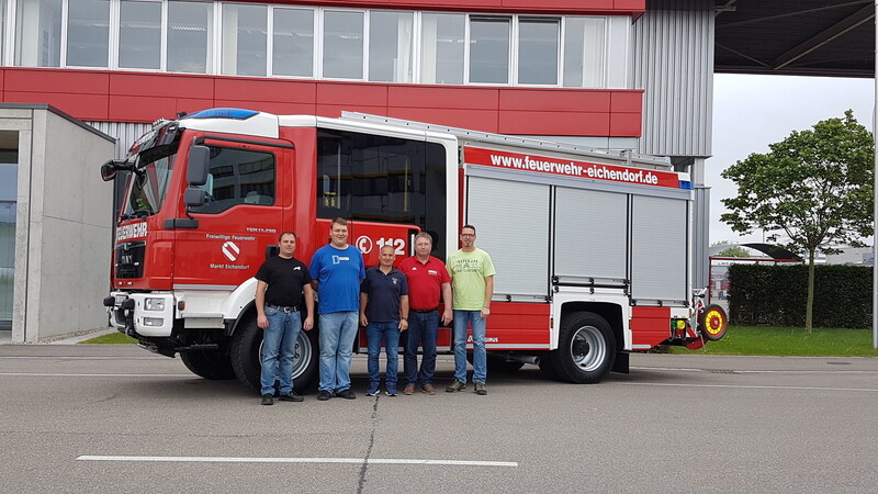 Auf dem Gelände der Firma Magirus in Ulm nahmen Kommandant Thomas Bauer (von links), Martin Westenthanner, 2. Kommandant Robert Asbeck, Vorsitzender Franz Schraufnagl und Franz Busch das Fahrzeug in Empfang.