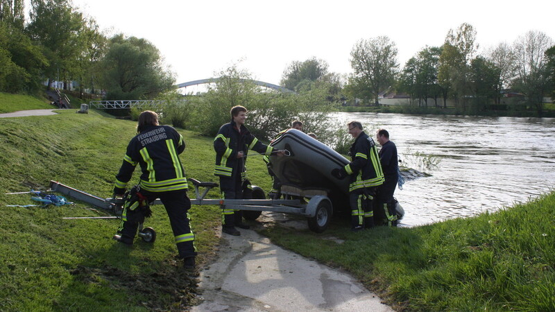 Die Feuerwehr suchte am Mittwoch Abend mit zwei Booten die Donau zwischen Schleuse und Adler nach einer unbekannten Person ab. (Fotos: Sophie Schattenkirchner)