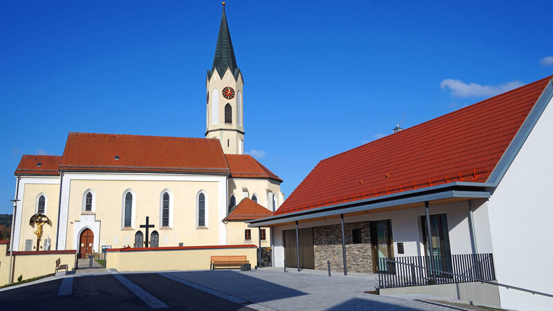 Das neue Pfarrheim neben der Kirche ist ein echtes Schmuckstück geworden.