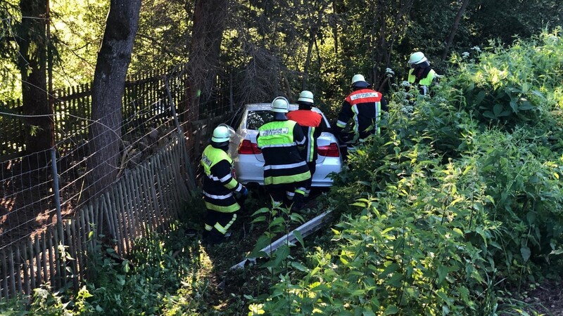 Zunächst war davon ausgegangen worden, dass die Fahrerin eingeklemmt ist. Die 19-Jährige konnte sich jedoch selbst aus dem Wagen befreien.