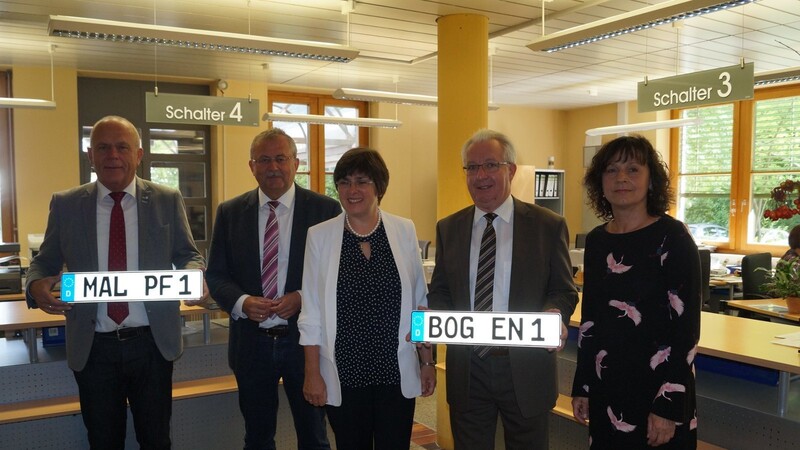 Karl Wellenhofer (Bürgermeister Mallersdorf-Pfaffenberg), Landrat Josef Laumer, Rita Kienberger (Leiterin Sachgebiet Verkehrswesen am Landratsamt, Franz Schedlbauer (Bürgermeister Bogen) und Silvia Spießl (Leiterin der Zulassungsstelle) nach dem Pressegespräch in der Zulassungsstelle des Landratsamtes mit den ersten symbolischen Schildern.