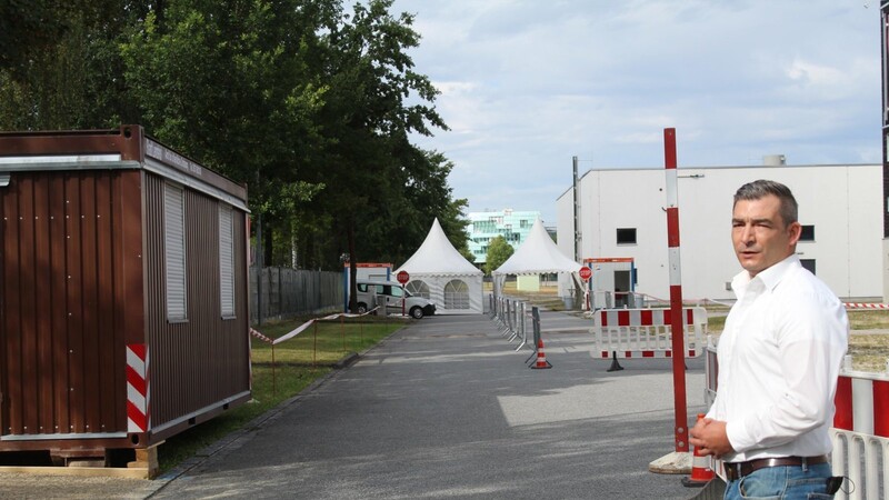 Die Teststation am Landshuter Messegelände wird am Montag wieder in Betrieb gehen - Projektkoordinator Thomas Schindler erläuterte das erneuerte Konzept.