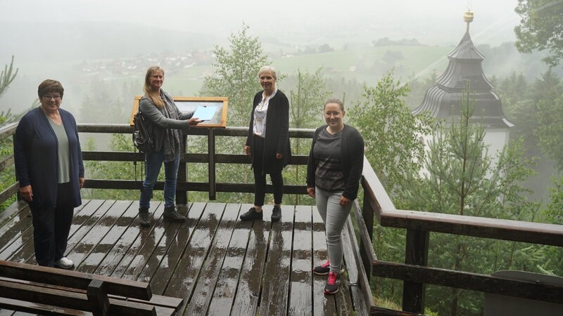 Am Frauenbrünnl: Inge Edmeier, Babette Leitgeb, Susanne Wagner und Elisabeth Unnasch bei der Übergabe der Handreichung.