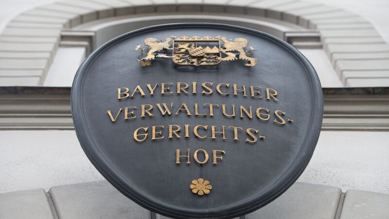 Ein Metallschild mit der Aufschrift "Bayerischer Verwaltungsgerichtshof" hängt an der Fassade des bayerischen Verwaltungsgerichtshof.