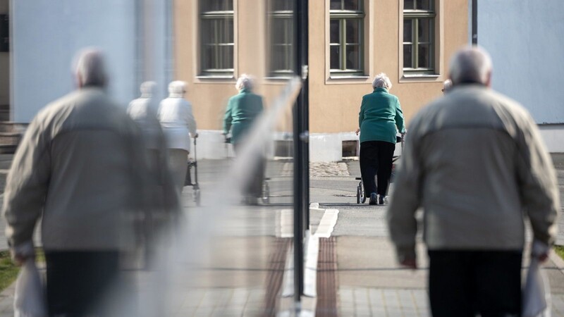 Seniorenheime sind weiter ein Corona-Hotspot im Landkreis Regen. (Symbolbild)