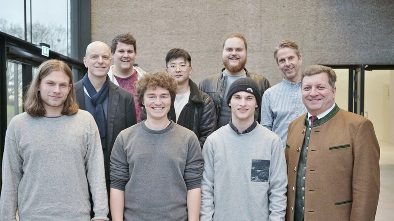 Die Studenten mit dem Landrat: (Reihe oben, v. l.) Professor Jens Schanze, Leon Beu, David Quan, Christian Schmied, Andreas Seidl, (Reihe unten, v. l.) Felix Wolf, Tobias Vogl, Paul Brickhoff und Landrat Christian Bernreiter.