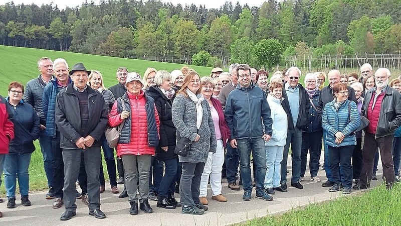 Die Hobby-Kriminalisten an der Mordstelle nahe Meilenhofen. Im Hintergrund das Hagelholz, wo der "Schinderjacklhans" beim Streit um die Beute von den eigenen Kumpanen getötet wurde.