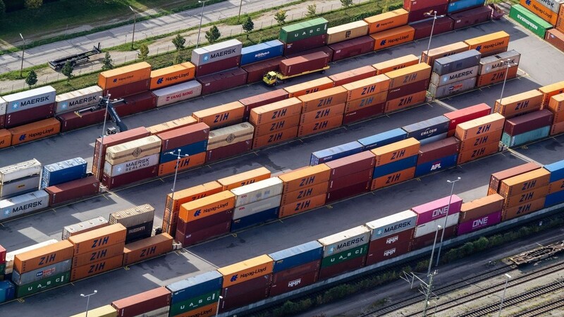 Container und Züge stehen auf dem Umschlagbahnhof München Riem.