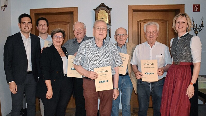 CSU-Ortsvorsitzender Michael Hätscher (links), Landtagsabgeordnete Petra Högl (rechts) und Bezirksrätin Hannelore Langwieser (3. v. l.) gratulierten ihren geehrten Parteifreunden.