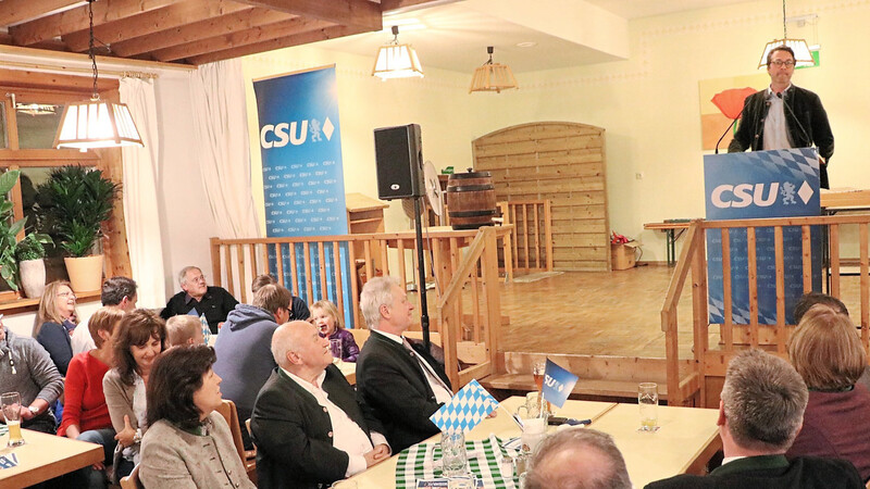 Bundesverkehrsminister Andreas Scheuer griff in seiner frei gehaltenen Rede auch Scherze der "Ratsch-Katl" auf.