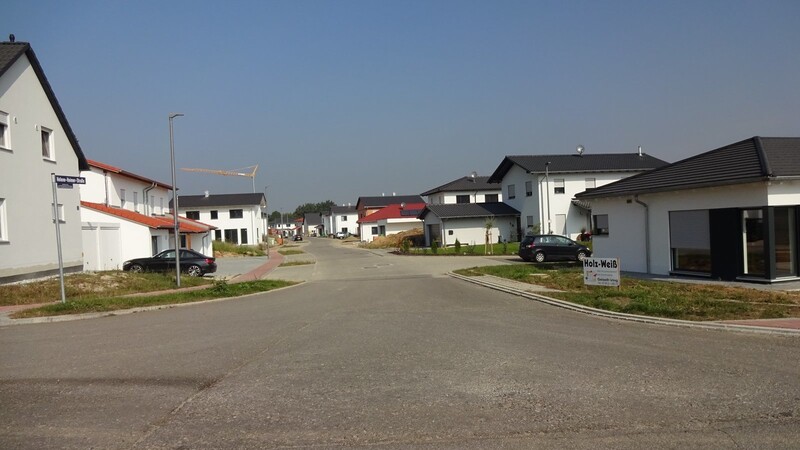 Blick von der Haindlingbergstraße her auf die bereits bezogenen Häuser an der Helene-Heimer-Straße.