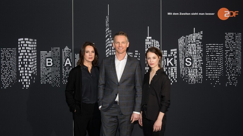 Die Schauspieler Desiree Nosbusch (l-r), Barry Atsma und Paula Beer schauen bei einem Fototermin zum ZDF-Mehrteiler "Bad Banks" in die Kamera. Die ZDF-Reihe "Bad Banks" hat bei der Verleihung der International Emmys in der Kategorie "Beste Dramaserie" gegen die britische Produktion "McMafia" verloren. (Archivbild)