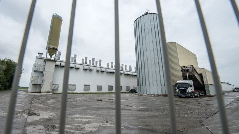 Eine der ehemaligen Stallungen von Bayern-Ei. Das Unternehmen hatte seinen Sitz in Niederharthausen bei Aiterhofen.