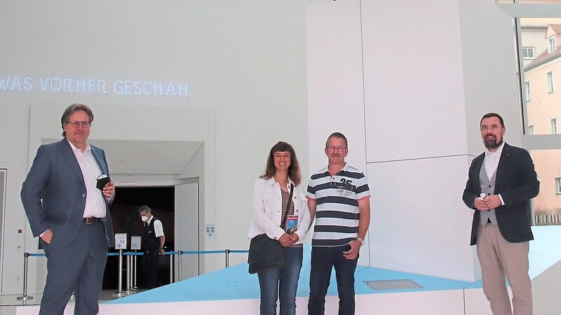 Dr. Richard Loibl (von links), Meike Lafontaine-Grimm, Clemens Grimm und Kurator Andreas Scherer im Foyer des Hauses der Bayerischen Geschichte.