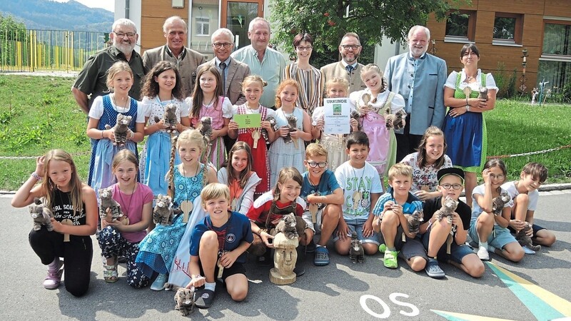 So sehen Sieger aus - die strahlenden Gewinner der diesjährigen Deggendorfer Waldjugendspiele, die dritte Klasse aus Grafling, mit den Gratulanten: (hinten, v. l.) Franz Haböck, Reinhard Winnerl, Walter Schubach, Anton Stettmer, Claudia Klampfl, Jürgen Völkl, Eugen Gegenfurtner und Klassleiterin Heike Karmann-Gürster.