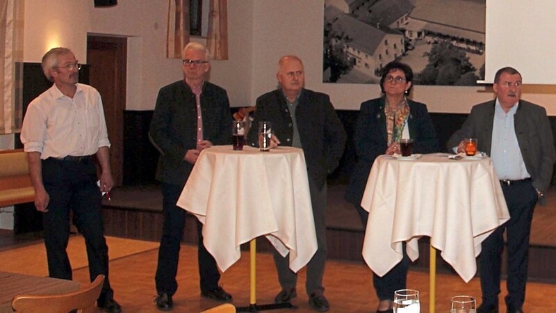 Karl Vilsmair (von links), Dr. Edgar Wullinger, Josef Überreiter, Dr. Petra Loibl, Max Straubinger, Peter Stieglbauer, Christine Walk und Friedhelm Dickow bei der Podiumsdiskussion zum Thema "Wald und Wild im Klimawandel".