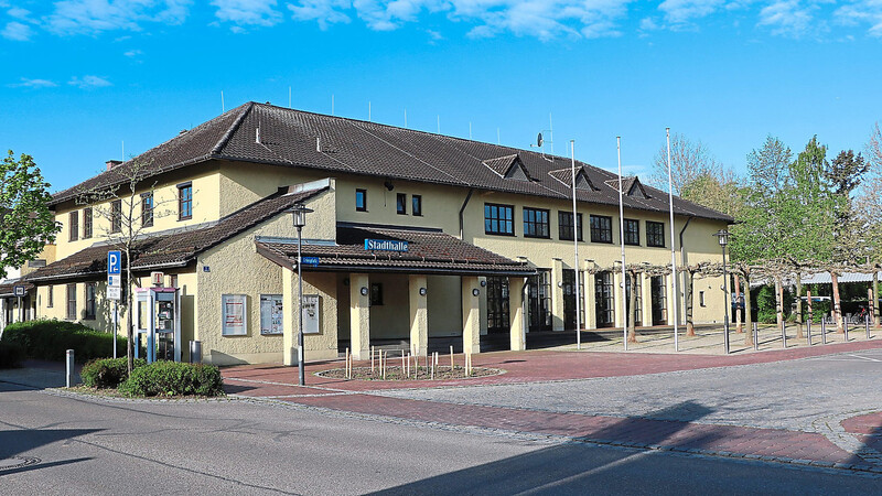 Nicht für teures Geld abgerissen und neu gebaut werden soll laut Bürgerbegehren die Stadthalle samt AOK-Gebäude an gleicher Stelle am Griesplatz, wofür der Stadtrat bereits eine Entscheidung getroffen hat.