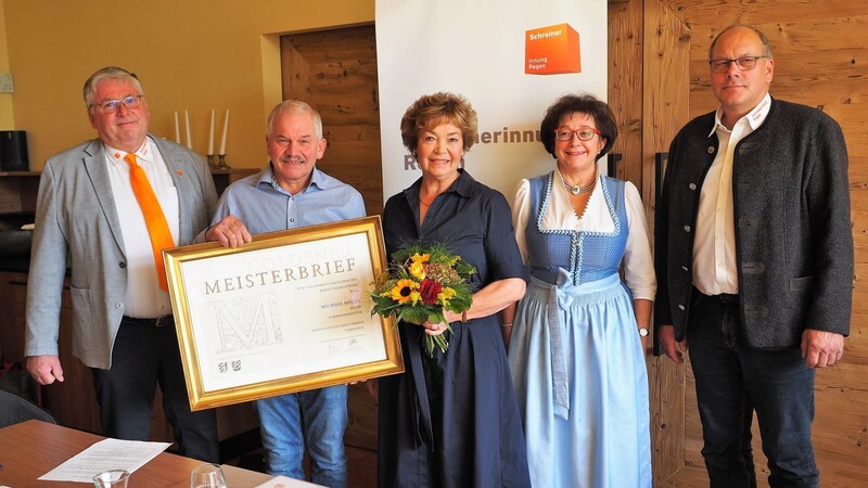 Bei der Jahresversammlung der Schreiner-Innung Regen überreichte Obermeister Karl-Heinz Pledl (l.) an Schreinermeister Michael Hölzl den Goldenen Meisterbrief, hier mit Gattin Marianne, Geschäftsführerin Agnes Birnböck und dem stellvertretenden Obermeister Rolf Jungmann.