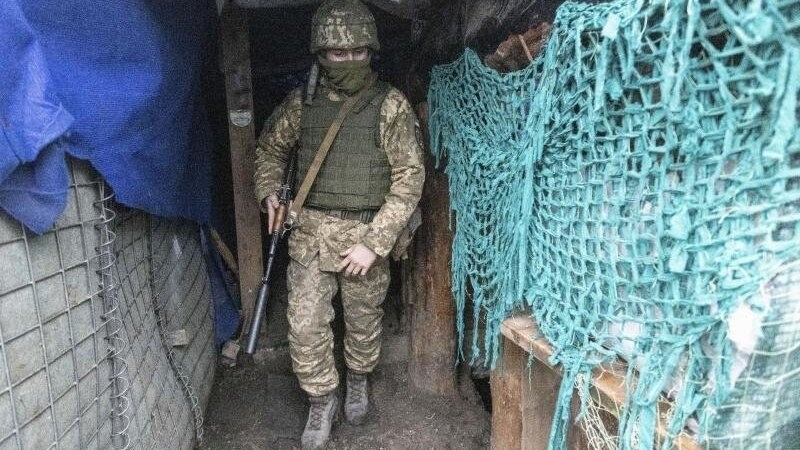 Ein ukrainischer Soldat in einem Schützengraben: Das Land braucht unter anderem "dringend 100.000 Helme und Schutzwesten" für die Freiwilligen.