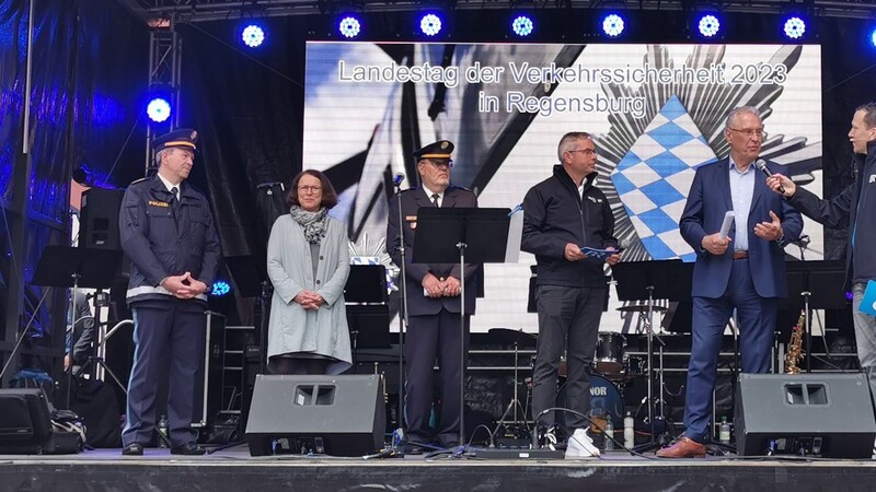 Bei der Eröffnung des 11.Landestages der Verkehrssicherheit: Oberbürgermeisterin Gertrud Maltz-Schwarzfischer, Norbert Zink (l.) und Joachim Herrmann (2.v.r.).