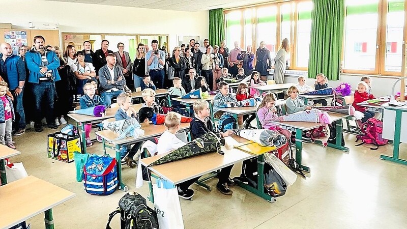 Für ein paar Minuten durften die Eltern noch mit in die Klassenzimmer, so wie hier in der 1a von Luitgard Gruber.