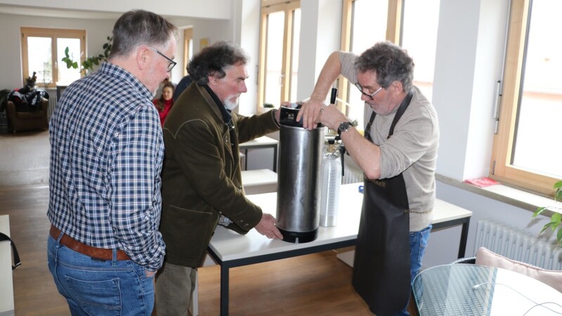 Bei einem Bierbraukurs darf natürlich eine kleine Verkostung nicht fehlen. Kursleiter Michael Roeßgen (r.) hat den Teilnehmern eine Kostprobe aus seiner Herstellung mitgebracht: ein vollmundiges dunkles Lager mit rund sechs Volumenprozent Alkohol. Wohl bekommt's!