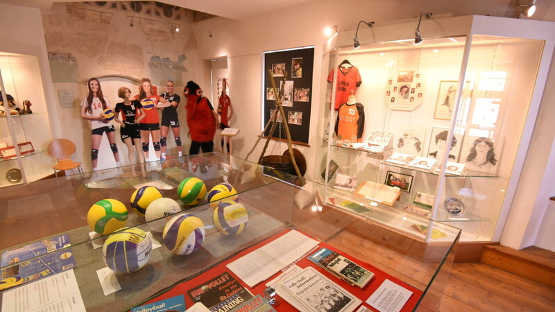 Die Ausstellung gewährt einen bunten und informativen Einblick in die Geschichte des Volleyball-Sports in Vilsbiburg.