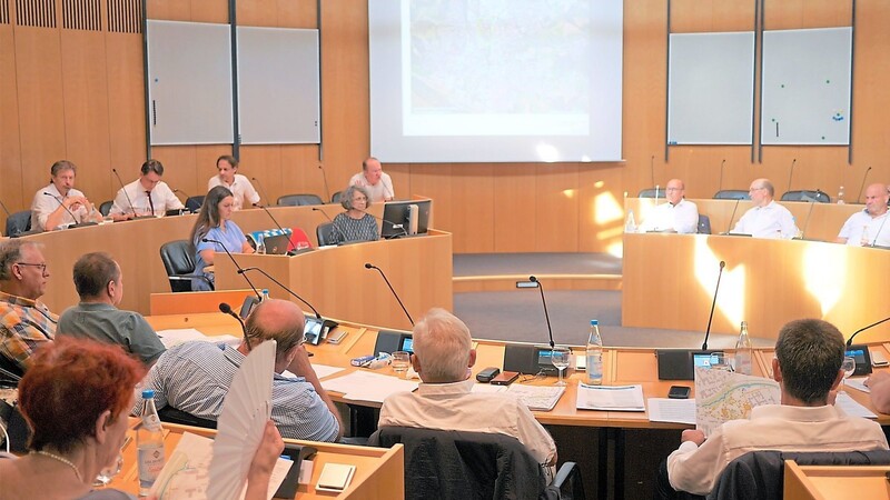 Bei Temperaturen um die 30 Grad fand am Montag die Stadtratssitzung im Neuen Rathaus statt. Nachdem nach etwa eineinhalb Stunden das Mineralwasser ausging, sorgte Manfred Weeber (hinten links), Leiter der städtischen Hauptverwaltung, persönlich für Nachschub.