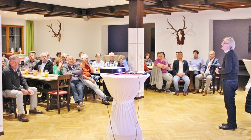 Professor Herrmann Brenner bei seiner Präsentation. Nur wenige Bürger nahmen die Gelegenheit wahr, an dem Entwicklungskonzept mitzuwirken.