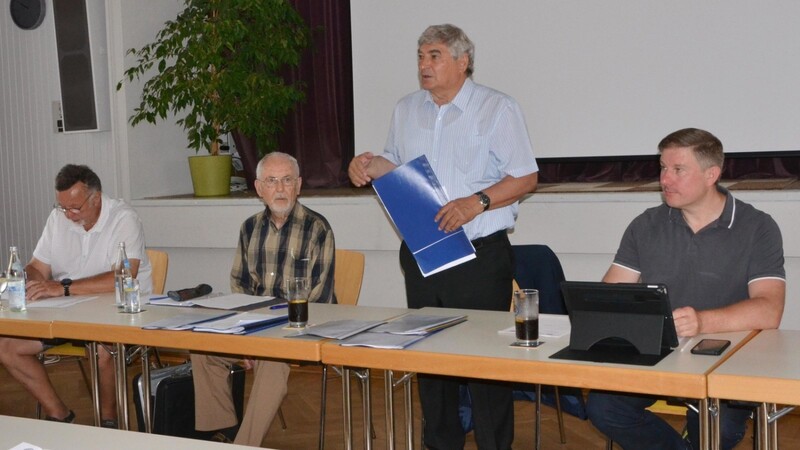 Kreisobmann Karl Holmeier (stehend) führte mit seinem Stellvertreter Siegfried Dengler, Kreisgeschäftsführer Max Seebauer sowie Bezirksobmann und stellvertretenden Landesobmann Christian Teubl (von links) die erste Kreisvollversammlung seit fast zwei Jahren durch.