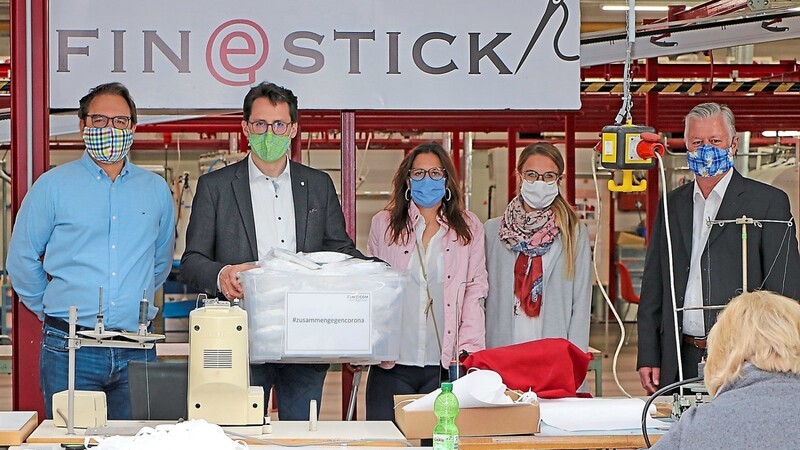 Oberbürgermeister Dr. Christian Moser und stv. Landrat Roman Fischer holen die Mund-Nasen-Masken bei Alexandra Alt und Franz-Sebastian Alt, den Betriebsinhabern der Firma FineCom in Plattling ab.
