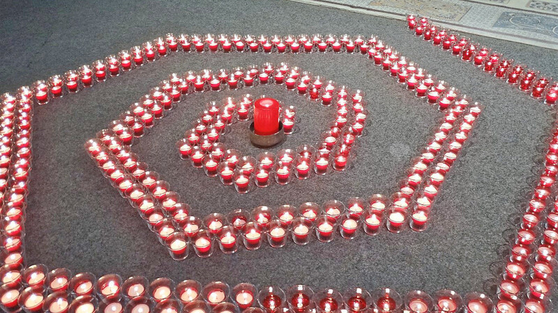 Im Kirchenraum von Christkönig brannten unzählige Lichter, aufgereiht zu Labyrinthen.