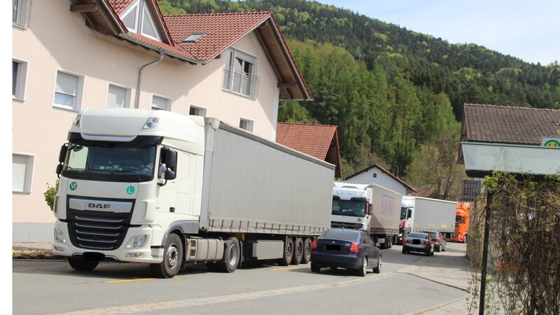 Ähnlich, wie auf dem Foto in Stallwang, macht es die B20-Umleitung auch in Mitterfels schwierig, die Straße zu überqueren.